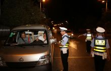 万山交警国庆节前期严打酒驾行为