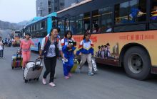 铜仁市公交公司进校接送国庆放假中学生