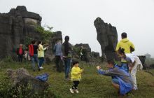 国庆长假第一天 泉口草场石林游人如织