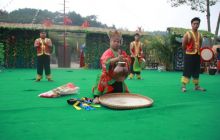 松桃苗族风情表演 手工制品倍受游客青睐