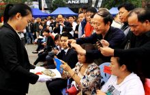 铜 仁市首届梵净山大闸蟹蟹王蟹后评比大赛在锦江广场隆重举行