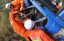 货车撞岩一人被困