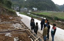 松桃路政及时制止两起在公路建筑控制区建房行为