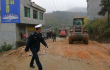 576县道塞车  松桃路政全力保畅