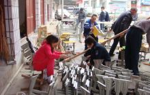 思南县团委资助天桥乡小学180套新桌椅