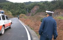 松桃路政及时处理一起公路旁倾倒废土事件