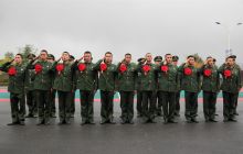 武警玉屏中队的退伍老兵们挥手告别军营