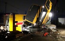 运砂车侧翻轿车压成“铁饼”碧江消防成功将被困人员救出