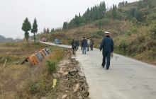 一货车侧翻013乡道 松桃路政及时处置