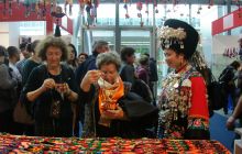 松桃苗绣异国展风采