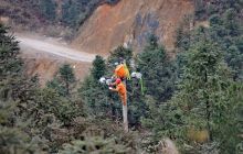 松桃供电局深山里除隐患保电网安全过冬