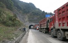 水泥灌装车行驶途中抛锚 松桃路政热忱服务