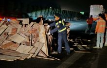 玉屏路政连夜清理高速路障