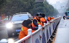 环卫工坚守在平凡的岗位上