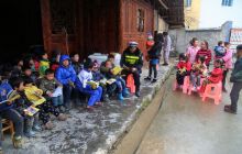 万山交警把交通安全深入村寨