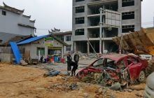 松桃路政与正大乡联合整治苗王城旅游交通环境