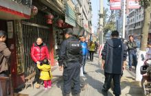 松桃110特警热心帮助  走失小女孩找到了妈妈