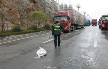 松桃路政全力参与抗凝保通