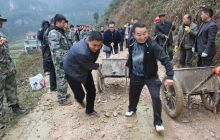 灯塔办事处组织干部群众进行寨桂通村道路维修