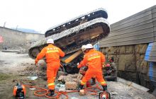 操作员被压挖掘机下 碧江消防紧急救援