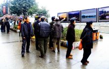 第九届《夕阳红》摄影作品在碧江区瓦窑河步行街展出