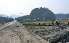 松桃寨英镇村民修路迎新年