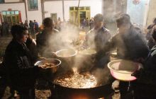 50余户村民集体吃年夜饭庆新年