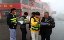 万山交警携手志愿者开展文明交通劝导活动