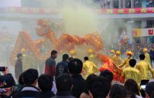 德江数十万群众舞龙炸龙闹元宵