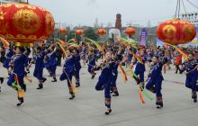 千名巾帼鼓舞苗乡庆“三·八”