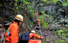 “驴友”登山被困 碧江消防徒步攀爬200米营救