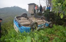 出租车翻进菜地四脚朝天