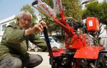 德江平原22户烟农家门口领“铁牛”