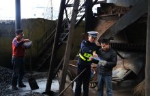 万山交警进企业宣传安全常识力促文明出行