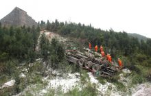 货车冲下100米山崖 碧江消防紧急救援