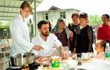 江口：儿媳妇淘宝上订西餐给公公过寿  三位“洋厨”进村现场烹饪