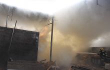 玉屏一木业公司发生大火 消防奋战6小时