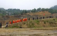 沿河举行突发性地质灾害应急演练