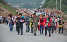 铜仁开展首届庆“五·四”徒步活动
