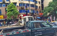 碧江街头交警变身“托塔天王”