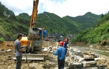 松桃县加紧建设河堤工程 确保汛期安全渡汛