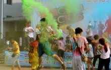 职院彩虹跑 学生乐翻天