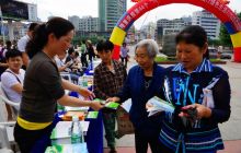 市环保局组织开展“践行绿色生活”宣传活动