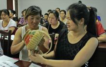 沿河开展锦绣女手工编织旅游商品培训