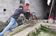 冉成飞：十年坚守照顾瘫痪父亲