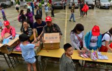 爱心人士走进万山大坪乡清塘小学开展捐助活动