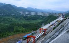 沿德高速德江境内控制性工程官林特大桥左幅合拢