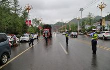 铜仁交警“大兵团作战”万山站告捷