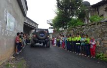 铜仁越野车手爱暖山村留守儿童