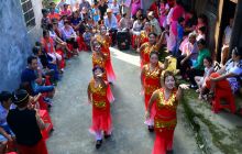 酷暑送戏下社区，一片真情心连心